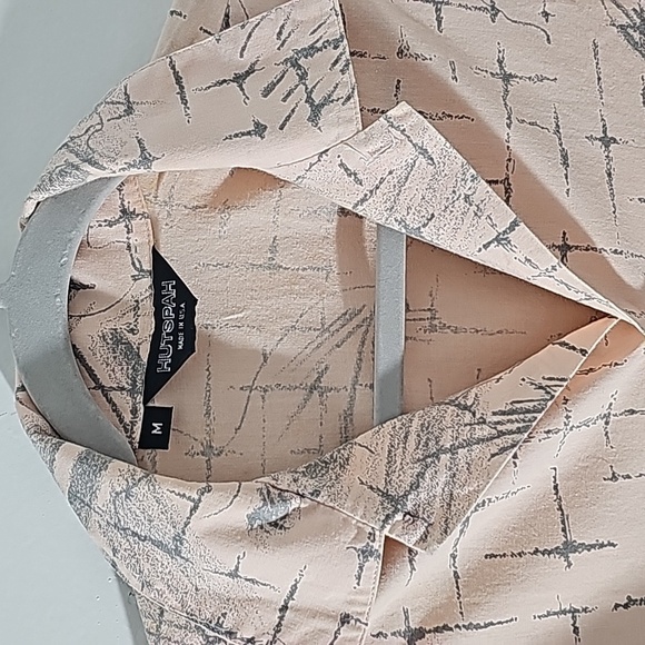Hutspah mens button-down shirt.‎ Short sleeve. Size medium.  Peach artsy. - Picture 2 of 10